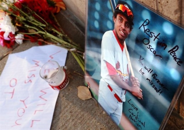 Honran memoria de Oscar Taveras en estadios de San Luis y Kansas City