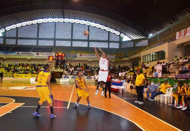 Correcaminos de la Parte Baja y Sosúa Sharks dominan Round Robin Baloncesto Superior de Puerto Plata