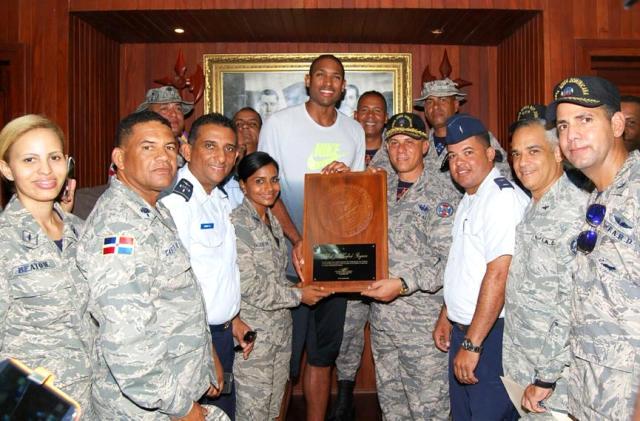 Baloncestista profesional de la NBA; Al Horford realiza visita de cortesía al comandante Base Aérea de Puerto Plata