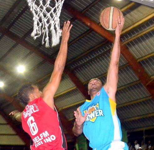 Estelar jugador Kelvin (El Pollito) Peña guía a Los Powers en el torneo de baloncesto superior de Montellano