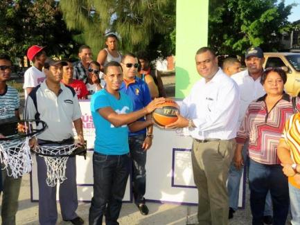 Precandidato a diputado entrega tableros y aros de baloncesto al Club Deportivo Las Mercedes