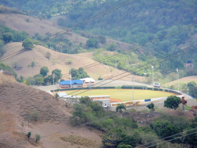 Lanzador Bartolo Colón construye escuela, parroquia y pley para su comunidad natal El Copey de Altamira