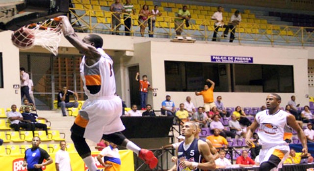 Los Huracanes del Atlántico azotan a Reales de La Vega y avanzan a la final del circuito Norte