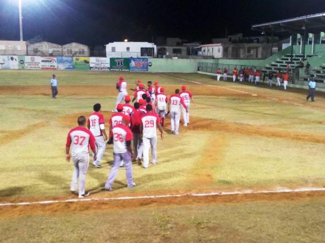 Equipo de Puerto Plata Tiburones del Norte sigue invicto tras derrotar a los Arroceros de San Francisco