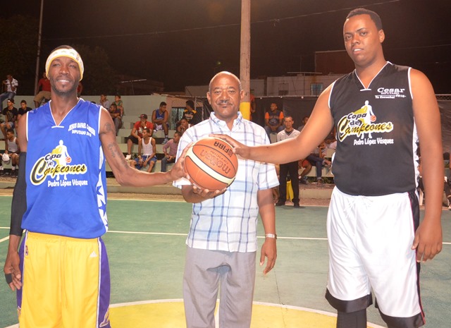 Lobos del Gregorio Luperón avanza a la final de la Copa de Campeones y reconocen al cronista José Escaño