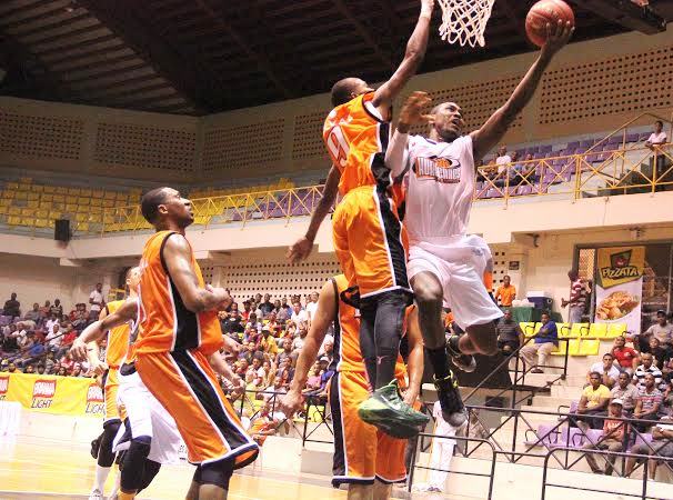 Huracanes de Puerto Plata enredan a los indios de San Francisco y ganan el primero del recién iniciado torneo de baloncesto profesional