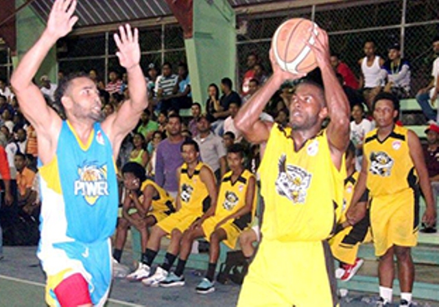 Equipos de Cangrejos y El Tamarindo consiguen triunfos en el torneo de baloncesto superior de Montellano