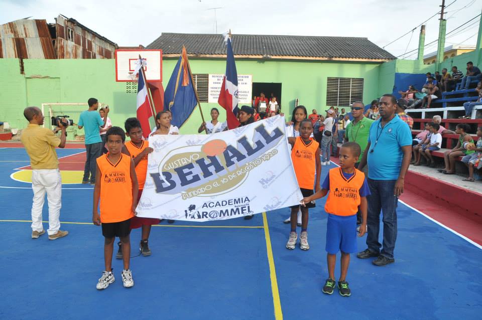 Denuncian que instalaciones del Club Deportivo Gustavo Behall están completamente a oscuras