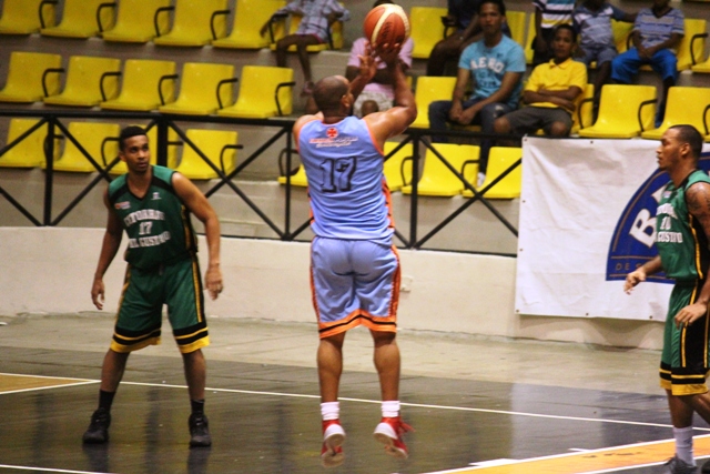 Equipos Mellizos del Sur y Correcaminos de la Parte Baja logran victoria en el Baloncesto Superior de Puerto Plata