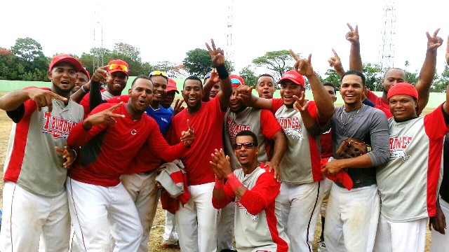 Tiburones del Norte y Granjeros de Moca igualan 1-1 serie final del Béisbol de Verano