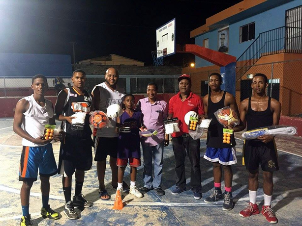 Director provincial de Deportes realiza donación de utilería al Club Gregorio Luperón