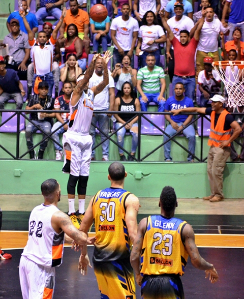Huracanes del Atlántico siguen resbalando en Liga Nacional de Baloncesto, pierden de los Metros de Santiago