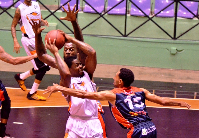 De manera espectacular Tucker guía a los Huracanes del Atlántico sobre los Reales de La Vega