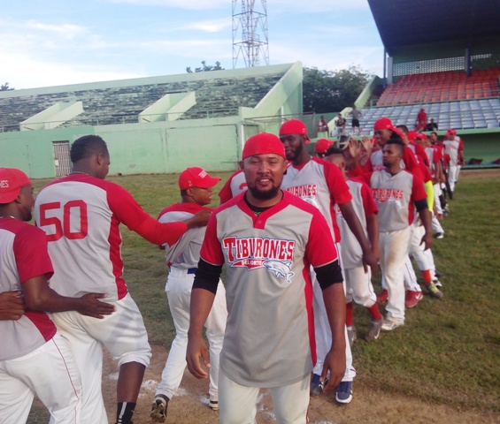 Tiburones del Norte se quedan solos en el primer logar tras derrotar a los Granjeros de Moca