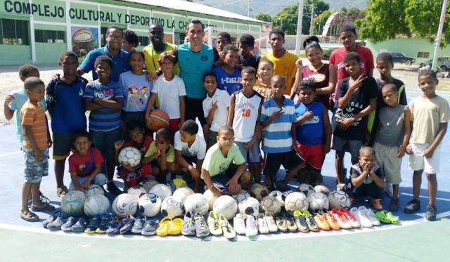 Fundación Goles para todos de EDEP Escuela de Fútbol entrega utilerías deportivas en Puerto Plata