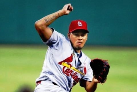 Lanzador puertoplateño Carlos Martínez ayuda a los más necesitados a través de su fundación