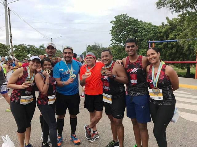 Club de corredores reconoce a empresario por su apoyo a los deportes en Puerto Plata