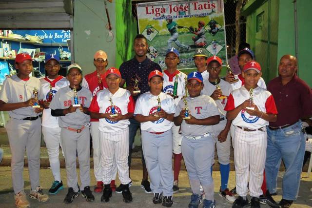 Liga José Tatis del sector Padre Las Casas premia a los mejores atletas del pasado año 2015