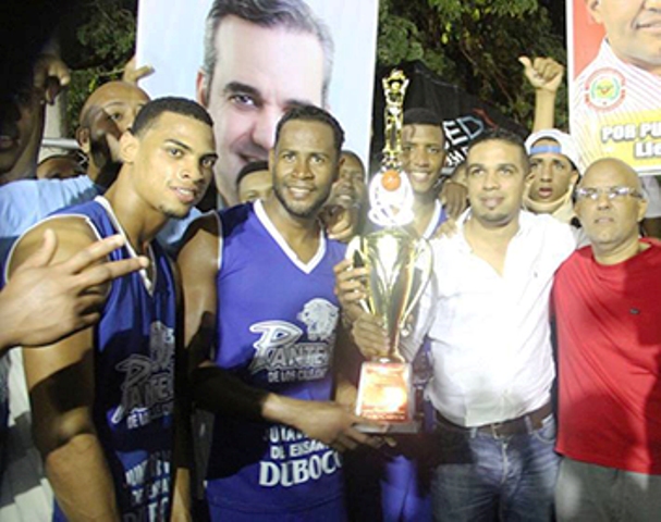 Equipo Panteras de Los Callejones se corona campeón del torneo de baloncesto superior interbarrial