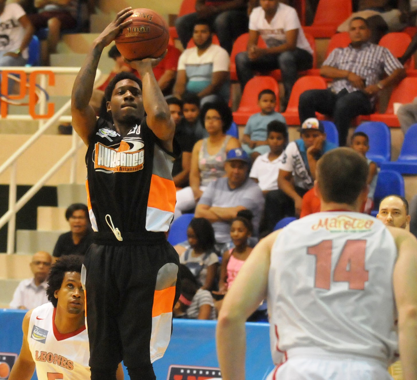 Huracanes del Atlántico les ganan dramáticamente a Leones de Santo Domingo con un canastazo de John Taylor