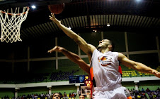 Importado Dar Tucker guía a los Huracanes del Atlántico sobre los Cañeros del Este