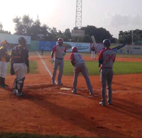 Tiburones del Norte derrotaron a domicilio a Granjeros de Moca en Liga de Béisbol Profesional de Verano