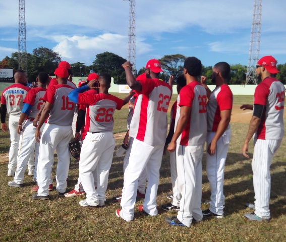 Tiburones del Norte le ganan a Tabaqueros de Bonao y empatan en primer lugar