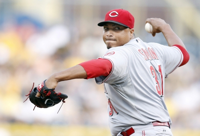 Lanzador Alfredo Simón nativo de Luperón lanza con autoridad y gana su primer partido en un mes