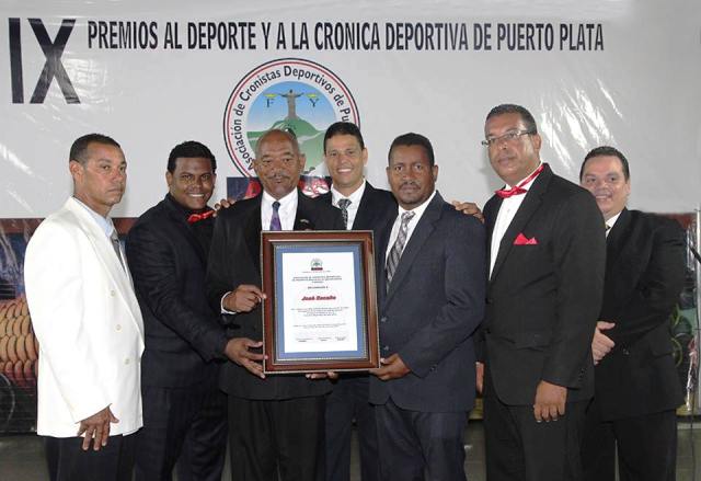 Destacado periodista deportivo José Escaño gana el gran galardón en los premios de la ACDPP