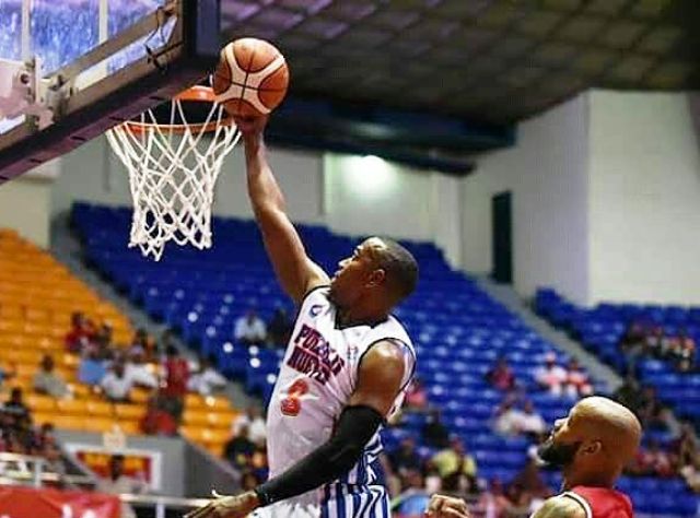 Puertoplateño Kelvin Peña (El Pollito) realiza doble-doble en el baloncesto superior de Santiago