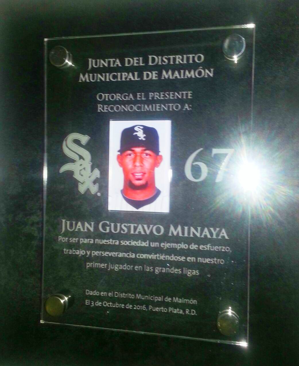 Reciben con júbilo a joven lanzador Juan Minaya quien vio acción ésta temporada con los White Sox de Chicago