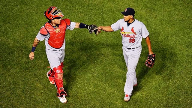 Lanzador puertoplateño Carlos Martinez domina a Cincinnati y su equipo se aferra al comodín clasificatorio