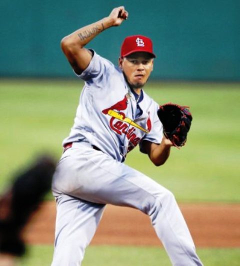 Puertoplateño Carlos Martínez se apuntó su victoria 14 del año tras lanzar bien ante los Cerveceros de Milwaukee