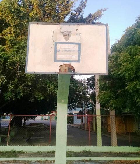 Denuncian que la cancha municipal de Villa Isabela se encuentra abandonada