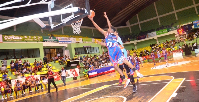 Correcaminos de la Parte baja mantienen su invicto al ganarle a los Mellizos del Sur en el baloncesto superior de Puerto Plata