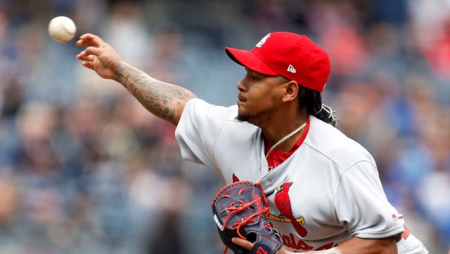 Puertoplateño Carlos Martínez lanzó 62 pitcheos antes que los Yankees pusieran la bola en juego