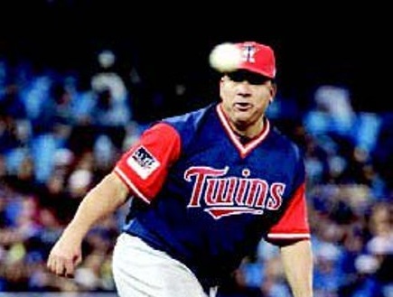 Veterano pitcher Bartolo Colón lanza de forma extraordinaria contra Toronto y se acerca a Juan Marichal y Dennis Martinez