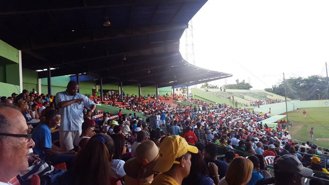 Estadio José Briseño de Puerto Plata fue  abarrotado por fanáticos este domingo 