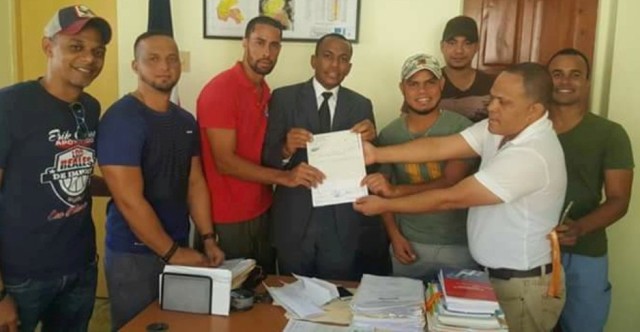 Alcaldía de Imbert entrega aporte económico para realización torneo baloncesto superior de ese municipio