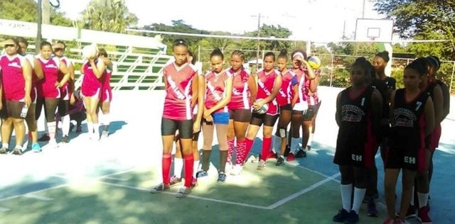 Realizan torneo navideño de volibol en Vuelta Larga de Imbert con cuatro equipos