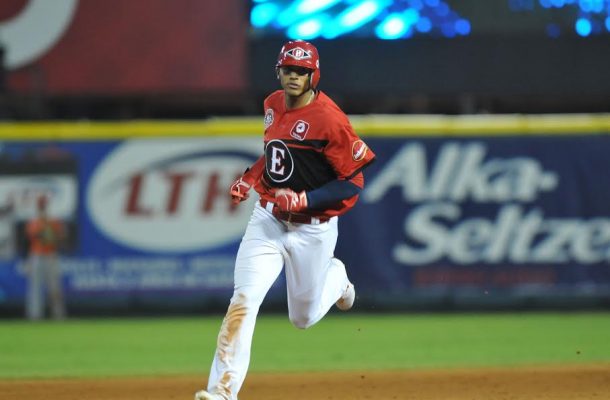 Puertoplateño Erick González pegó un doble que limpió las bases llenas en triunfo de los Leones sobre Gigantes