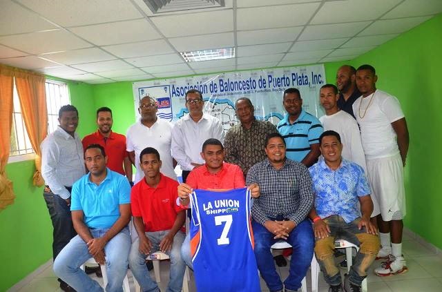 Cronistas de Puerto Plata presenta uniforme y equipo para el torneo de baloncesto del  Cibao