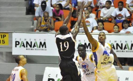 Huracanes del Atlántico frenan a los Metros de Santiago y le cortan racha de 21 victorias en su casa durante la temporada regular