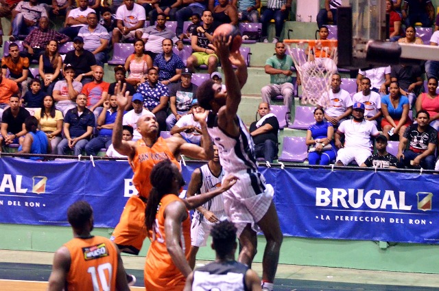 Huracanes siguen indetenibles obtienen clasificación tras vencer anoche a Indios y extienden a 8 racha ganadora