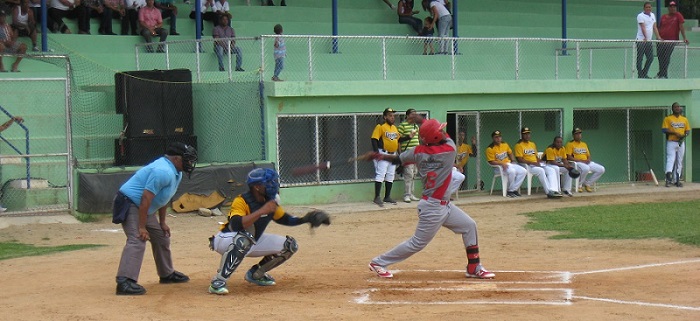 Tiburones del Norte siguen feroces en Liga de Verano, vencen a Tabaqueros de Bonao para seguir invictos