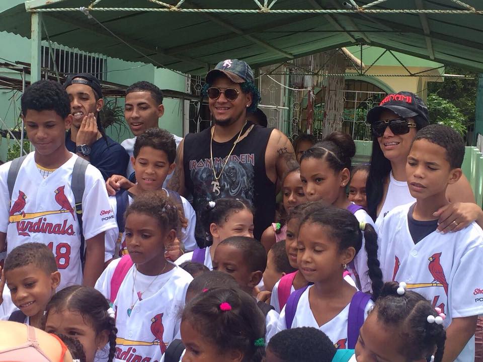 Pelotero Carlos Martínez tras el Juego de Estrellas viajó a Puerto Plata a entregar útiles escolares a niños pobres