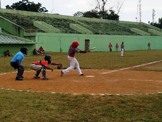 Tiburones del Norte vencen Arroceros del Nordeste y se quedan solos en primer lugar Liga de Verano