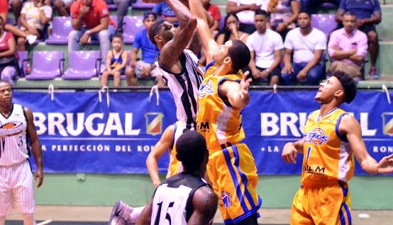 Metros de Santiago mantienen invicto en seria semifinal tras vencer a domicilio a los Huracanes del Atlántico