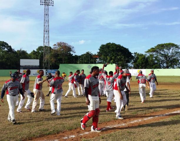 Tiburones de Puerto Plata siguen en primer lugar Liga de Verano del Cibao a pesar de perder un partido ante Tabaqueros de Bonao