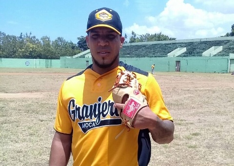 Lanzador Manaurys Báez maniató bates de los Tiburones del Norte al ser blanqueados por Granjeros de Moca